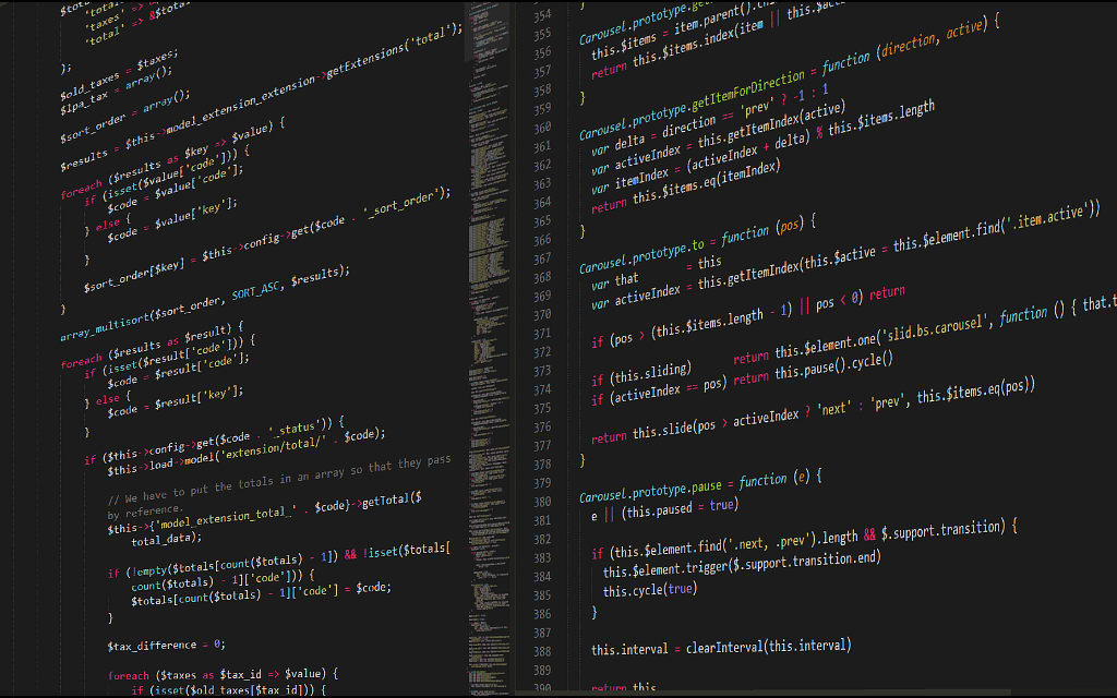 Bild von Laptop in dunklem Raum mit Bildschirmschoner im Matrix-Stil